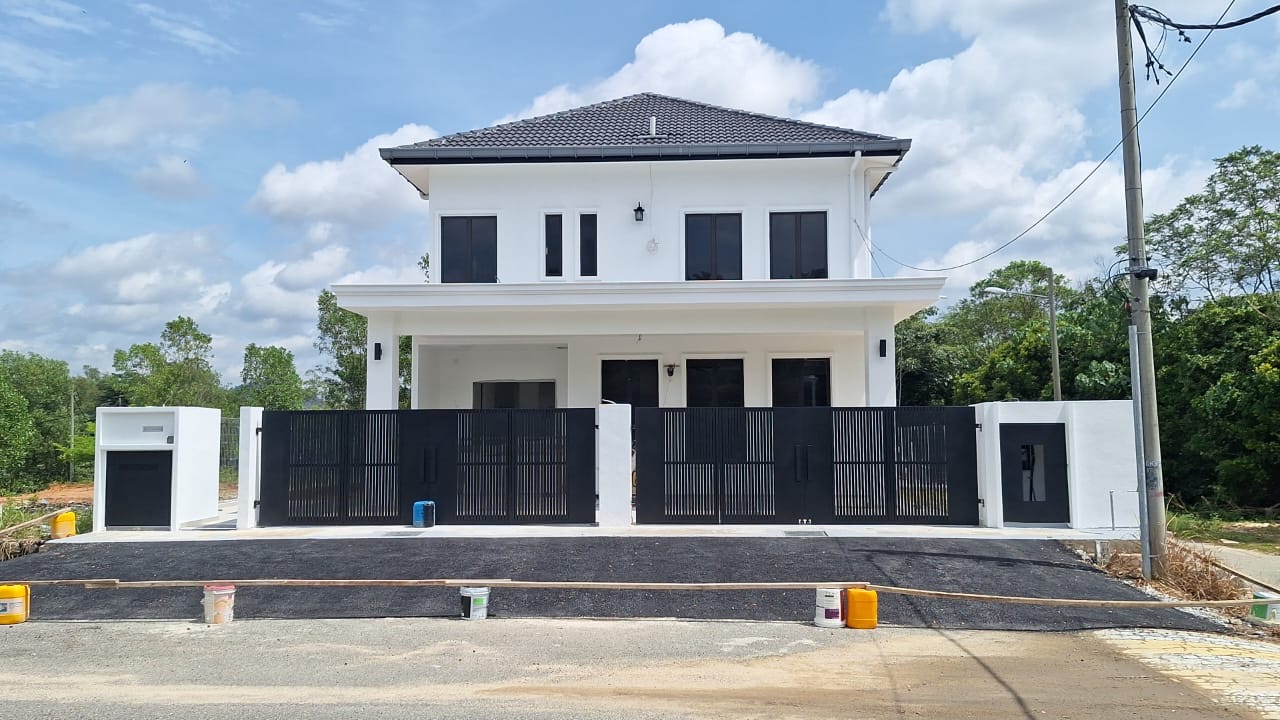 Detached house with gates and driveway