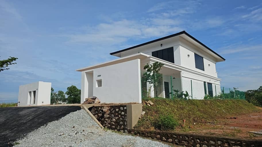 House on a hillside lot with retaining wall