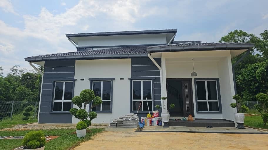Single-storey bungalow with landscaped forecourt